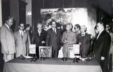 Đại diện hai Chính phủ Liên Xô và Việt Nam ký Hiệp định thành lập Vietsovpetro.