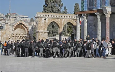 Đụng độ giữa lực lượng an ninh Israel và người Palestine tại Đền thờ Al Aqsa (còn được gọi là Núi Đền) ở Đông Jerusalem ngày 15/4/2022. (Ảnh: AFP/TTXVN)