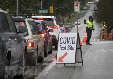 Một điểm xét nghiệm Covid-19 tại British Columbia, Canada, ngày 18/12/2021. (Ảnh: THX/TTXVN)
