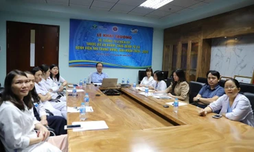 Các bác sĩ hội chẩn trực tuyến ca bệnh. 