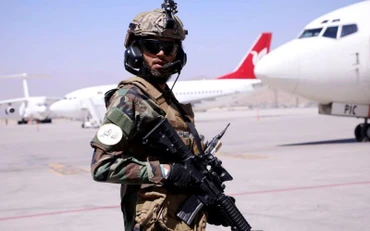 Binh sĩ Taliban đứng gác tại Sân bay quốc tế Hamid Karzai ở Kabul, Afghanistan, ngày 5/9/2021. (Ảnh: REUTERS)