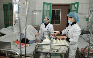 Nhân viên y tế điều trị cho bệnh nhân tại Bệnh viện đa khoa Đức Giang (Hà Nội). Ảnh: Thu Thảo