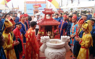 Lễ Khao lề thế lính Hoàng Sa của ngư dân Quảng Ngãi. 