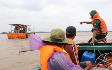 Lực lượng cứu hộ Bộ Chỉ huy quân sự tỉnh Phú Yên tổ chức cứu hộ an toàn những người kẹt lũ trên sông Ba, Phú Yên.