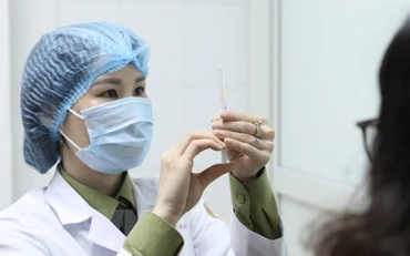 Tiêm thử nghiệm vaccine Nanocovax cho tình nguyện viên. (Ảnh: TTXVN)