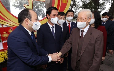Tổng Bí thư Nguyễn Phú Trọng với các đại biểu tại Di tích lịch sử-văn hóa Ðền Ðô (phường Ðình Bảng, thành phố Từ Sơn). Ảnh TTXVN