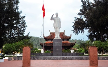  Tượng đài Bác Hồ trên đảo Cô Tô (Quảng Ninh) Ảnh: Phạm Học