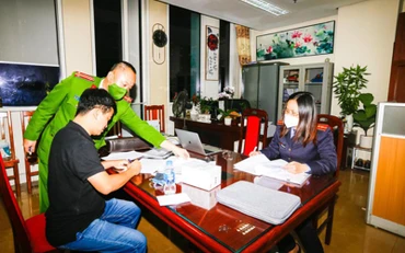 Cơ quan điều tra tống đạt quyết định khởi tố bị can, lệnh bắt tạm giam Phan Quốc Việt. Ảnh: báo Tuổi Trẻ.