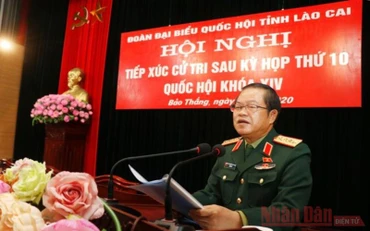 Phó Chủ tịch Quốc hội Đỗ Bá Tỵ tiếp xúc cử tri tại huyện Bảo Thắng, tỉnh Lào Cai. 