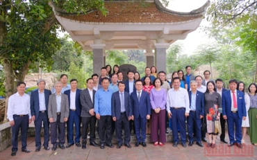 Đoàn cán bộ Hội Nhà báo Việt Nam chụp ảnh lưu niệm tại Di tích lịch sử quốc gia nơi ra đời Hội Nhà báo Việt Nam.