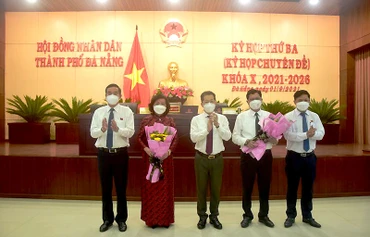 Lãnh đạo Thành ủy, HĐND, UBND TP Đà Nẵng chúc mừng 2 đồng chí Phó Chủ tịch UBND Trần Phước Sơn và Ngô Thị Kim Yến.
