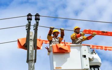 Tăng cường công tác sửa chữa, bảo dưỡng lưới điện bằng công nghệ hotline, nâng cao độ tin cậy cung cấp điện phục vụ khách hàng.