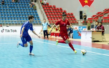 Pha tranh bóng của đội tuyển futsal nữ Việt Nam và Thái Lan trong trận chung kết.