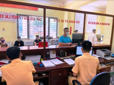 Bộ phận giải quyết các thủ tục hành chính cho công dân ở Phòng CSGT.