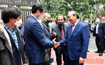 Chủ tịch nước Nguyễn Xuân Phúc với lãnh đạo Hội Nhà văn Việt Nam. 