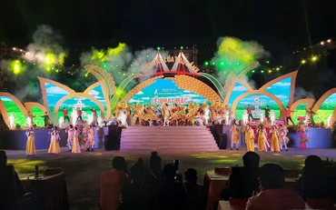 Lễ khai mạc Festival lúa gạo Việt Nam lần thứ 5 diễn ra tối 7/1 tại Vĩnh Long.