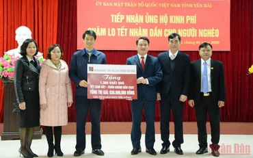 Giám đốc chi nhánh Agribank tỉnh Yên Bái, Nguyễn Hữu Hồng trao hỗ trợ 1.300 suất quà cho đại diện Mặt trận Tổ Quốc Việt Nam tỉnh Yên Bái.