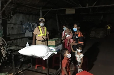 Cảnh sát giao thông hỗ trợ cháu bé bị bỏng nặng đi cấp cứu sau đó tặng nhu yếu phẩm và tiền mặt để hỗ trợ gia đình cháu bé vượt qua khó khăn trong lúc dịch bệnh.