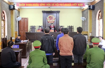 Chủ tọa phiên tòa đọc Tuyên án đối với các bị cáo.