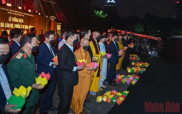 Thả hoa đăng tưởng niệm đồng bào và cán bộ, chiến sĩ hy sinh, tử vong trong đại dịch Covid-19. (Ảnh: DUY LINH)