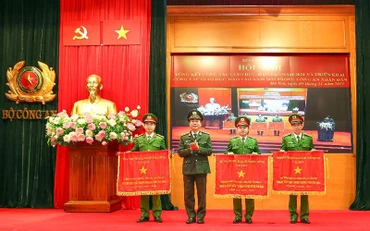 Thứ trưởng Công an Trần Quốc Tỏ thừa ủy quyền của Thủ tướng Chính phủ, tặng Cờ Thi đua xuất sắc của Chính phủ cho các học viện, trường Công an nhân dân tại Hội nghị Tổng kết công tác giáo dục, đào tạo năm 2021 và triển khai công tác giáo dục, đào tạo năm 2022 trong Công an nhân dân.
