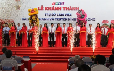 Lễ cắt băng khánh trành.