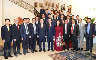 Chủ tịch Quốc hội Vương Đình Huệ với cán bộ Đại sứ quán Việt Nam tại Bỉ.