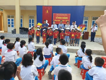 Tặng quà cho học sinh vùng lòng hồ thủy điện Bản Vẽ