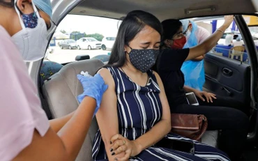 Tiêm vaccine Covishield do Viện Huyết thanh Ấn Độ sản xuất tại 1 điểm tiêm chủng ở Ahmedabad, Ấn Độ, ngày 27/5/2021. (Ảnh: Reuters)