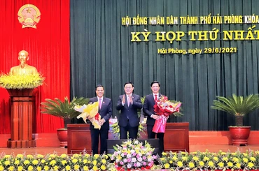 Chủ tịch Quốc hội Vương Đình Huệ tặng hoa, chúc mừng tân Chủ tịch HĐND thành phố Hải Phòng khóa XVI Phạm Văn Lập và đồng chí Nguyễn Văn Tùng tái đắc cử chức vụ Chủ tịch UBND thành phố Hải Phòng khóa XVI. 