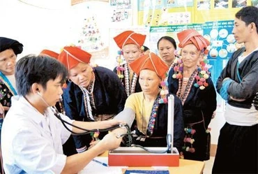 Thực hiện Ðề án 1816 - cán bộ y tế tuyến trên tăng cường về cơ sở.