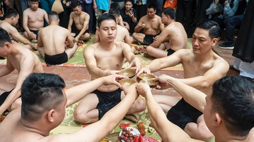 Các thanh niên khỏe mạnh tham gia hội vật cầu được gọi là quan cầu.