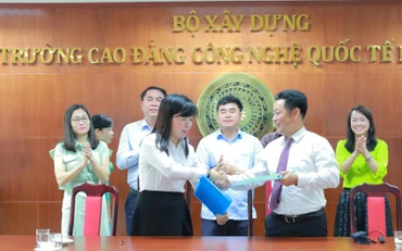 Bà Nguyễn Thị Ngọc Xuân, Bí thư Tỉnh Đoàn Bình Dương và ông Nguyễn Khánh Cường Hiệu trưởng Trường Cao đẳng Công nghệ Quốc tế LIlAMA2 ký thỏa thuận hợp tác