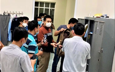 Lưc lượng Công an khám xét nơi làm việc của các đối tượng Huỳnh Văn Đại và Nguyễn Đình Nghinh.