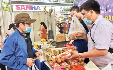 "Phiên chợ nghĩa tình" do Liên đoàn Lao động thành phố Hồ Chí Minh tổ chức trong Tháng công nhân 2022.