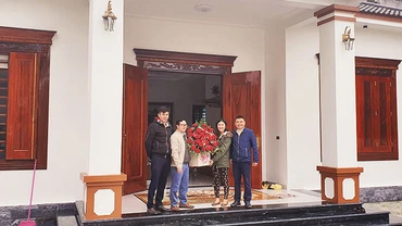 Cán bộ NHCSXH huyện Quỳ Hợp mừng nhà mới gia đình anh Bùi Đức Kiên ở Khối 11, thị trấn Quỳ Hợp, được vay vốn của NHCSXH làm nhà ở theo Quyết định 100/CP.