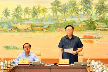 Chủ tịch Quốc hội Vương Đình Huệ phát biểu ý kiến tại buổi làm việc. (Ảnh: DUY LINH)