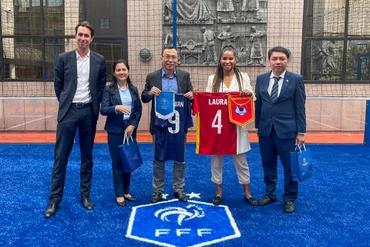 Từ trái sang: Trưởng Ban quan hệ quốc tế FFF François Bigot, Phó Tổng thư ký VFF Nguyễn Thanh Hà, Quyền Chủ tịch VFF Trần Quốc Tuấn, Tổng thư ký FFF Laura Georges và Tổng thư ký VFF Lê Hoài Anh. (Ảnh: VFF)