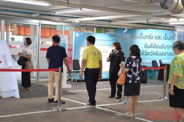 Người dân xếp hàng chờ tiêm vaccine tại một trung tâm tiêm chủng ở Bangkok. (Ảnh: NAM ĐÔNG)