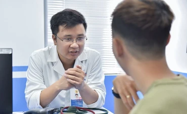 BS thăm khám cho bệnh nhân sử dụng bóng cười. 