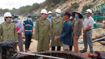 Phó Bí thư Tỉnh ủy, Chủ tịch UBND tỉnh Phú Yên Trần Hữu Thế thăm, động viên và chỉ đạo công tác khắc phục hậu quả thiên tai, giúp ngư dân xã An Hòa Hải, huyện Tuy An sớm ổn định cuộc sống.