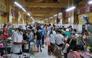 Chợ Cồn tất nập người ra vào mua sắm.