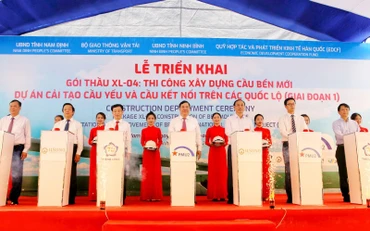 Các đại biểu bấm nút khởi công xây dựng cầu Bến Mới.