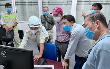Đoàn công tác làm với đại diện chủ đầu tư thủy điện.