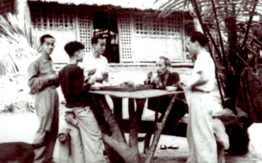 Bác Hồ với các nhà điện ảnh tại chiến khu Việt Bắc. (Ảnh: TL)