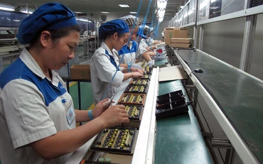 Sản xuất linh kiện điện tử phục vụ công nghiệp chế tạo tại Công ty TNHH điện tử 4P. Ảnh: TRANG LY