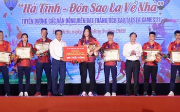 Đại diện lãnh đạo tỉnh Hà Tĩnh trao tặng Bằng khen cho các vận động viên, huấn luyện viên đạt thành tích cao tại SEA Games 31.