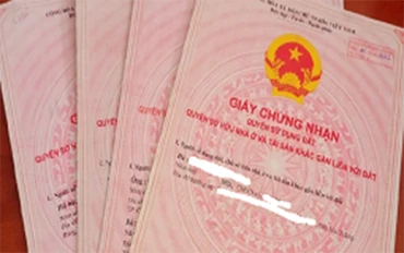 Giấy chứng nhân quyền sử dụng đất bị nhóm Hải đánh tráo được Công an TP Cần Thơ thu giữ. (Ảnh: Công an TP Cần Thơ)