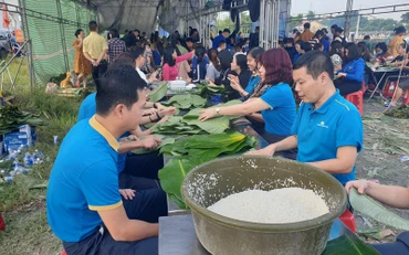 Làng trên xóm dưới ở Nghệ An thi đua gói bánh gửi bà con vùng lũ.