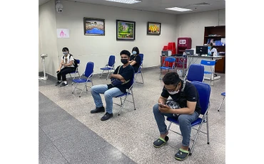 Người tham gia hiến máu trong lúc đợi kết quả xét nghiệm đều bảo đảm ngồi giãn cách. 